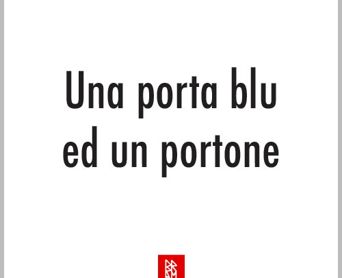 Una porta blu ed un portone